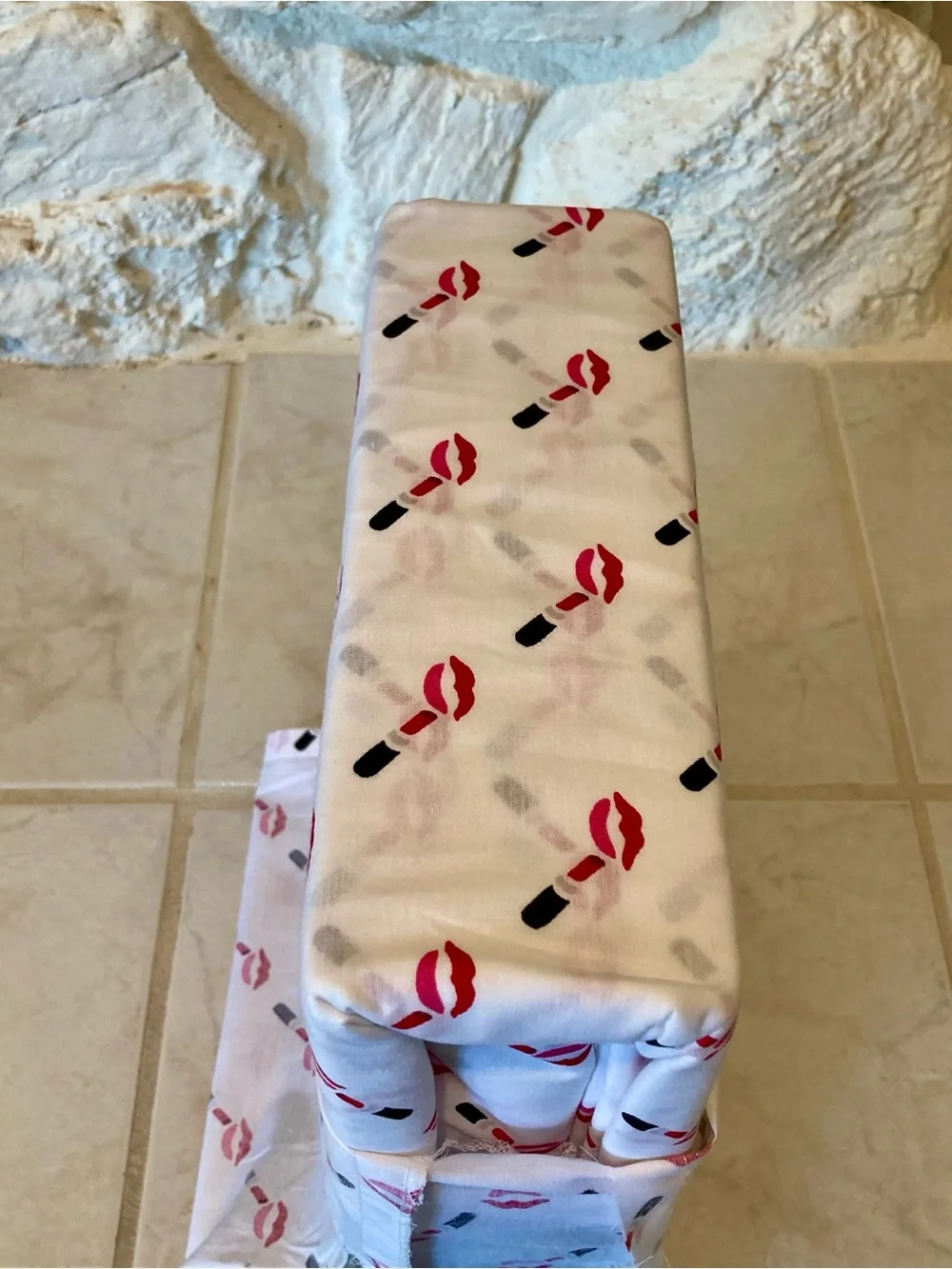 NWT kate spade New York White Sheet Set with Red Lips and Black Lipstick Print